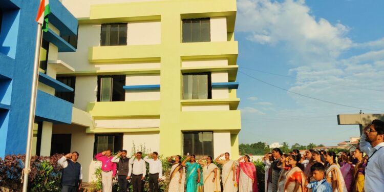 पीएनपी एज्युकेशन सोसायटी संकुलात ध्वजारोहण