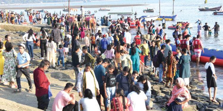 वाढत्या तापमानात पर्यटकांची रायगडला पसंती