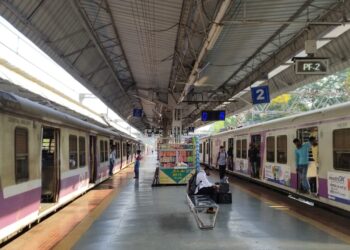 कर्जत-मुंबई लोकलची मागणी