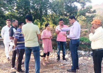 पातळगंगा नदीकाठी दगड मातीचा भराव