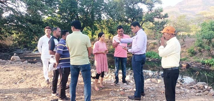 पातळगंगा नदीकाठी दगड मातीचा भराव