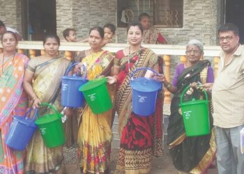 न.प.कडून घरोघरी कुंड्यांचे वाटप