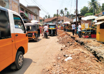 रस्ते खोदल्याने बाजारपेठेत वाहतूक कोंडी
