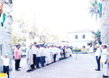 जिल्ह्यात महाराष्ट्र दिनानिमित्त ध्वजारोहण