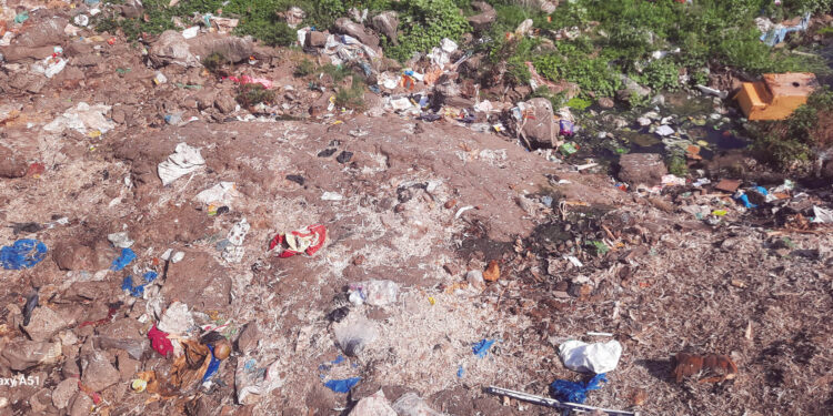 चिकन विक्रेत्यांमुळे स्मशानभूमी प्रदूषित