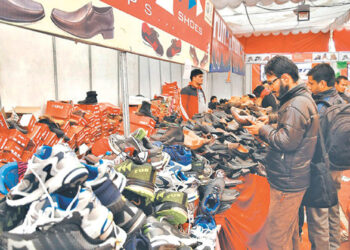 अनवाणी पायांना मिळाल्या चपला