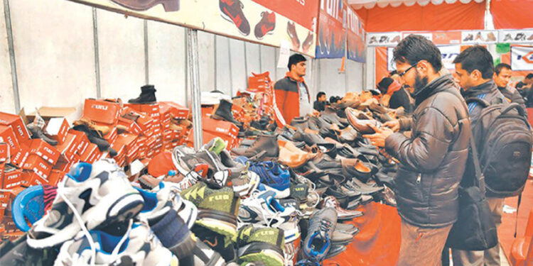 अनवाणी पायांना मिळाल्या चपला