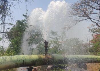 पाईपलाईन फुटून लाखो लिटर पाणी वाया