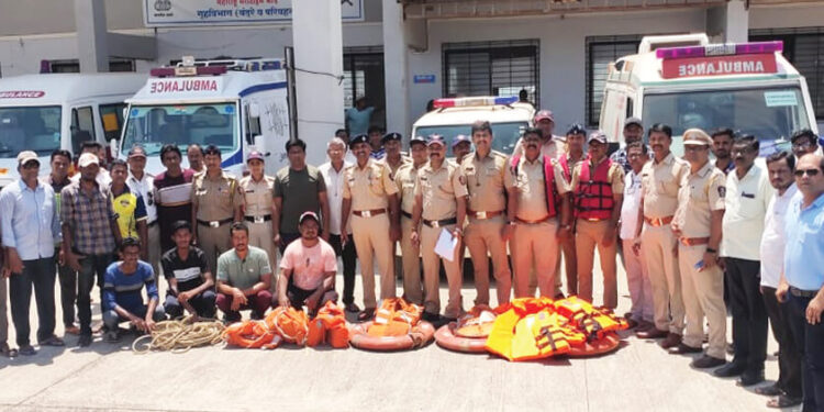 प्रवासी नौकेला अपघात  