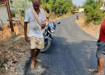 रस्त्याचे डांबरीकरण नित्कृष्ट दर्जाचे