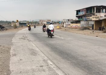 गतिरोधक टाकण्याची मागणी