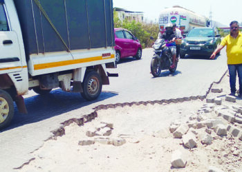 प्रा. आ. केंद्रासमोर धोकादयक खड्डा