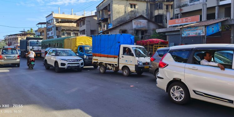 वाहतूक कोंडीचा नागरिकांना फटका
