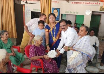 वृद्धाश्रमात केला वाढदिवस साजरा