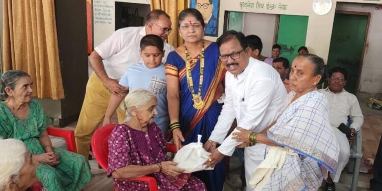 वृद्धाश्रमात केला वाढदिवस साजरा