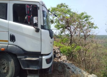 सिमेंट भरलेल्या ट्रकची संरक्षण भिंतीला धडक