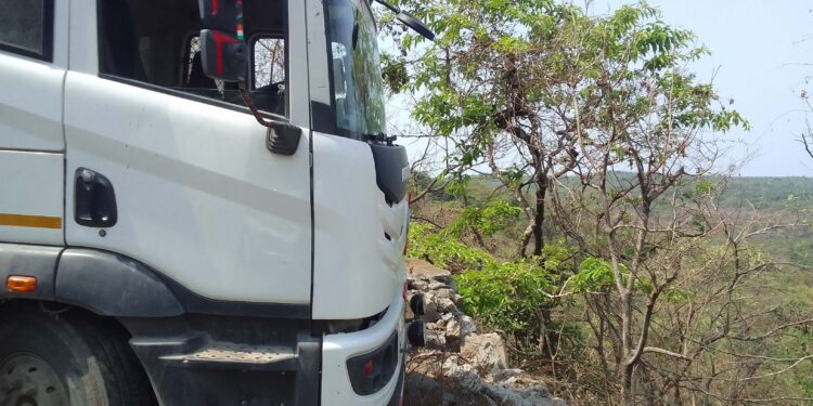 सिमेंट भरलेल्या ट्रकची संरक्षण भिंतीला धडक