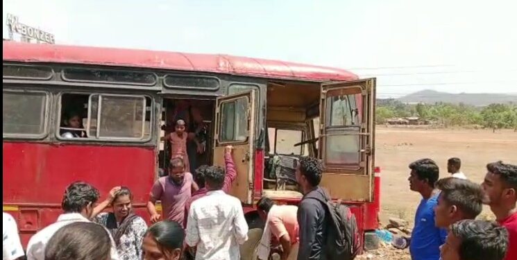 दुचाकीस्वाराच्या चुकीमुळे एसटीचा अपघात