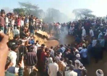 लष्कराचं विमान घरावर कोसळलं; दोघांचा मृत्यू