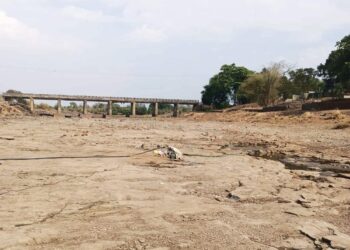 चिल्हार नदी आटली; शेतकरी हैराण