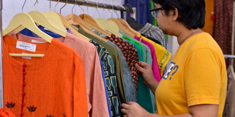 खादी कपड्यांना पसंती