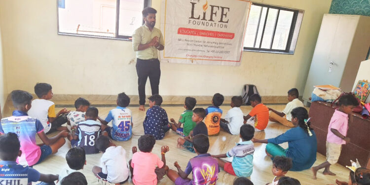 आदिवासीवाड्यांवर समर कॅम्पचे आयोजन