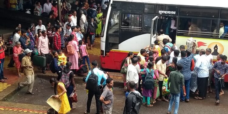 तळ्यात चाकरमान्यांची वर्दळ