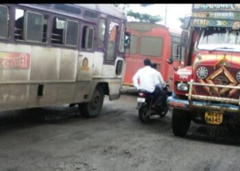 वडखळ-नागोठणे रस्ता खड्ड्यात