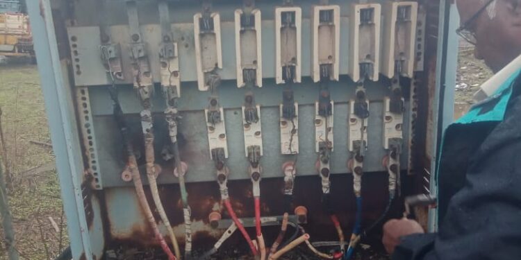 आदिवासी वाड्या महिनाभरापासून अंधारात; महावितरणचे दुर्लक्ष