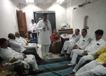 चिरनेरमध्ये पुराच्या पाण्यात उखडलेल्या रस्त्याची दुरुस्ती