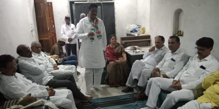 चिरनेरमध्ये पुराच्या पाण्यात उखडलेल्या रस्त्याची दुरुस्ती