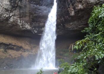 शालू पांघरलेले देवकुंड; पर्यटकांचे आकर्षण केंद्र