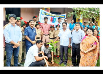 कोएसो हायस्कूल पोयनाड येथे वृक्षारोपण