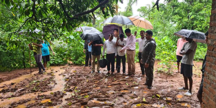 ताजपूरला कोसळली दरड; सुदैवाने जीवितहानी टळली