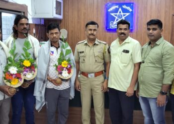 बहाद्दर तरुणांचा पोलिसांकडून सत्कार