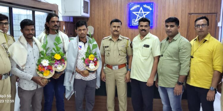 बहाद्दर तरुणांचा पोलिसांकडून सत्कार