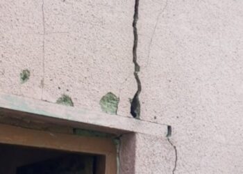 किरवली गावातील घरांना धोका