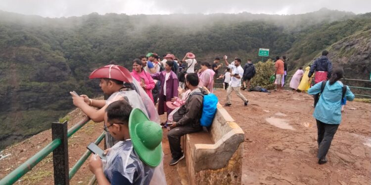 माथेरानमध्ये पर्यटकांची तोबा गर्दी