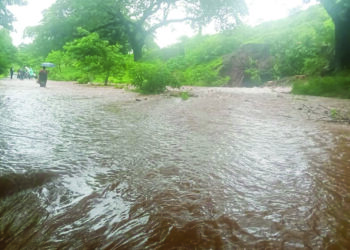 डोंगर फोडून फार्म हाऊसचे बांधकाम