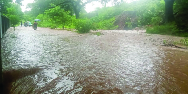 डोंगर फोडून फार्म हाऊसचे बांधकाम