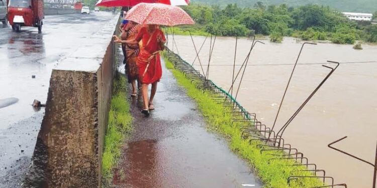 कुंडलिका पुलावरून पादचाऱ्यांचा धोकादायक प्रवास