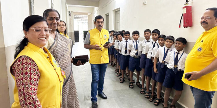 विद्यार्थ्यांची मोफत नेत्रतपासणी