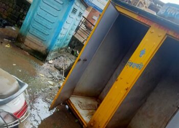 शौचालय केबिन तात्काळ हटवण्याची मागणी