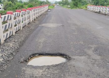 महिसदरा नदी पुलावर धोकादायक खड्डा