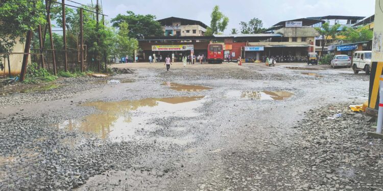 माणगाव बसस्थानक निधी अभावी खड्ड्यात