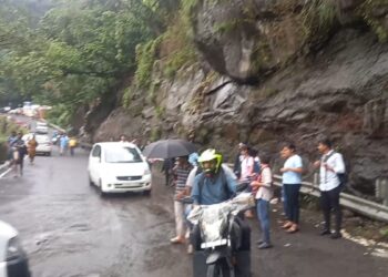 माथेरान घाटात दरड कोसळू लागल्या