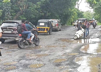 मोहोपाडा रस्त्याची खड्ड्यांमुळे चाळण; वाहनचालकांची कसरत