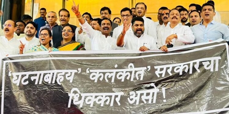 पावसाळी अधिवेशनाच्या पहिल्याच दिवशी विरोधकांकडून सभात्याग