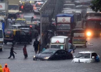 मुंबई जलमय, वाहतूक विस्कळीत