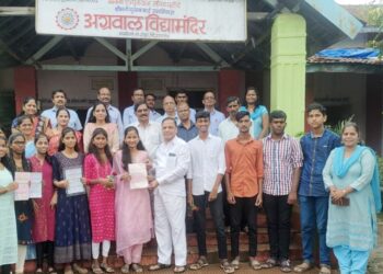 बापूसाहेब देशपांडे विद्यासंकुलात विद्यार्थ्यांचा गुणगौरव